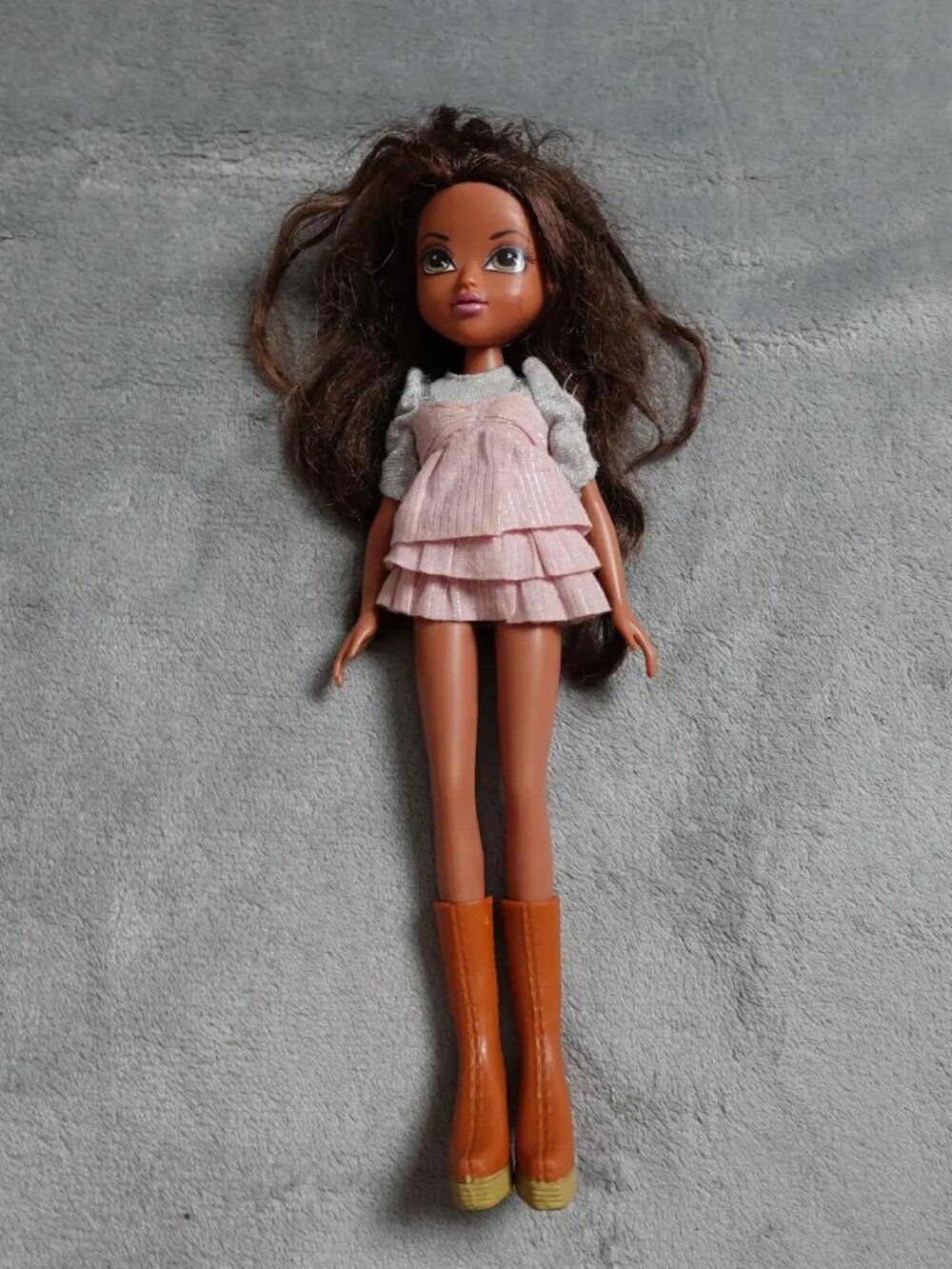 Bratz Sophina Moxie Girlz Fashion Doll Dark Complexion Brown Wavy Hair Outfits